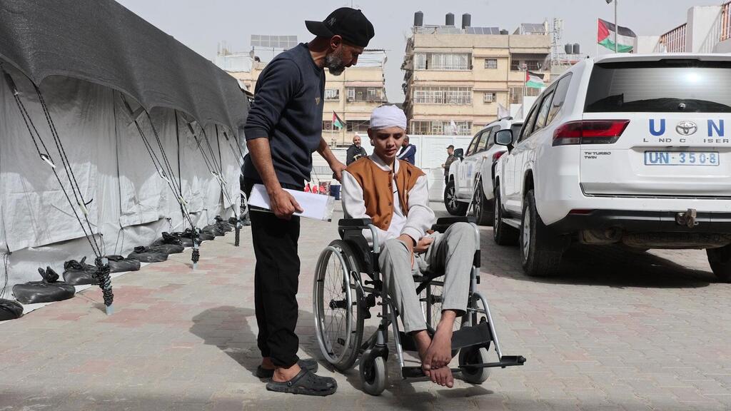 Раненый ребенок ожидает медицинской эвакуации. 